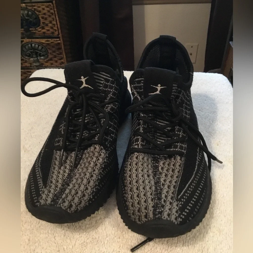 Dan skin Black Comfy Sneakers SZ 6.5 M